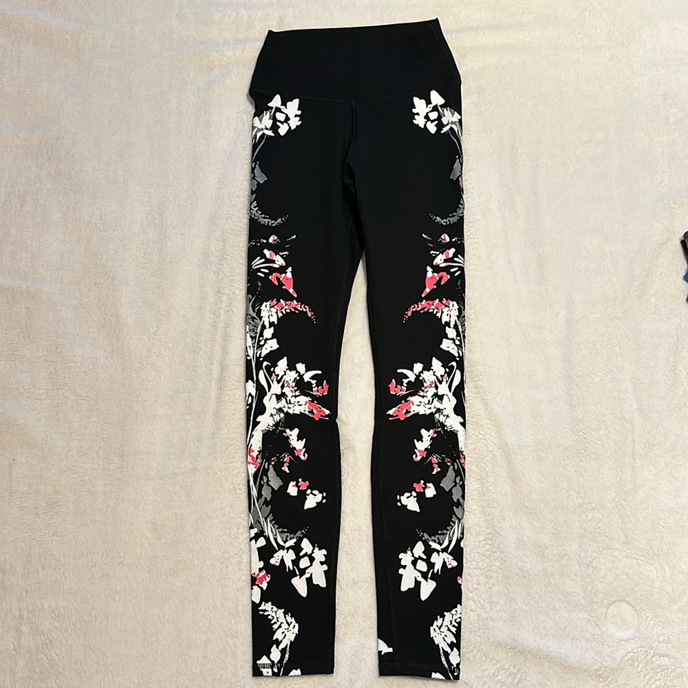 Fabletics Define PowerHold High-Waisted leggings
